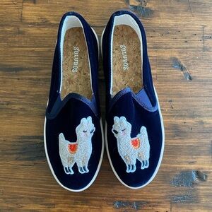 Soludos Womens Navy Blue Velvet Llama Embroidered Slip On Sneakers Size 6